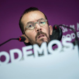 19/11/2018.- La coportavoz de Podemos, Noelia Vera, y el secretario de Organización del partido, Pablo Echenique, durante la rueda de prensa ofrecida al término de la reunión del Consejo de Coordinación. EFE/Luca Piergiovanni