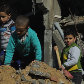 Fotograma del corto documental nominado a los Goya 'Gaza. Una mirada a los ojos de la barbarie' en el que varios niños juegan en una vivienda en ruinas. /El Retorno Producciones