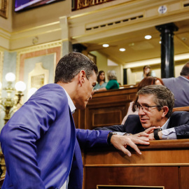 14/09/2022.- El presidente del Gobierno, Pedro Sánchez, habla con el portavoz del grupo socialista en el Congreso, Patxi López. Carlos Luján / Europa Press
