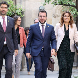 El president de la Generalitat, Pere Aragonès, dirigint-se a la reunió del Consell Executiu amb el vicepresident del Govern, Jordi Puigneró, i la consellera de la Presidència, Laura Vilagrà.