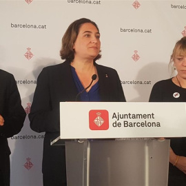 La premio Nobel Jody Williams junto a Ada Colau. | Europa Press