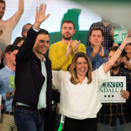La candidata a la reelección de la Presidencia de la Junta, Susana Díaz, y el presidente del Gobierno y secretario general del PSOE, Pedro Sánchez, durante un acto público en Marbella. EFE/Daniel Pérez