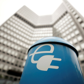 Punto de carga de un vehículo eléctrico. REUTERS/Wolfgang Rattay