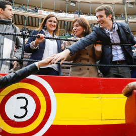 El presidente del PP, Pablo Casado, acompañado por la presidenta del PPCV, Isabel Bonig, en la plaza de toros de Valencia, en la que se celebra la última corrida de la Feria de Fallas. /EFE