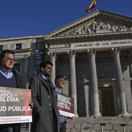 Víctimas de abusos sexuales durante la protesta frente al Congreso. / EFE