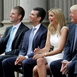 Foto de julio de 2014, antres de su llegada a la Casa Blanca, de Donald Trump con sus hijos Eric, Donald Jr., e Ivanka, en la inauguración del Trump International Hotel en el Old Post Office Building, en Washington. REUTERS / Gary Cameron