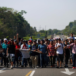 Una caravana de migrantes hondureños atraviesa México. (JOSÉ CABEZAS | EFE)