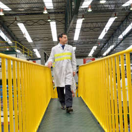 El presidente de la Junta de Andalucía, Juanma Moreno, en una imagen de enero de 2019, en su visita las instalaciones de la planta de agua mineral natural Lanjarón, propiedad del grupo Danone. E.P./Junta de Andalucía