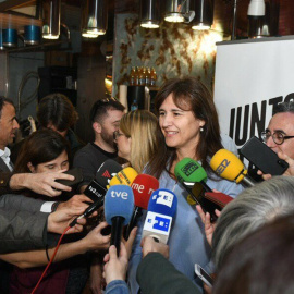 La número dos de les llistes de Junts per Catalunya al Congrés dels Diputats, Laura Borràs, atenent els mitjans des del Mercat de la Concepció de Barcelona. JxCat