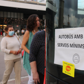 Passatgers esperant per pujar a un bus de la línia 27 a la parada de l'estació de Sants.