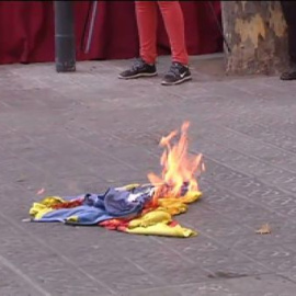 Queman una estelada en Barcelona