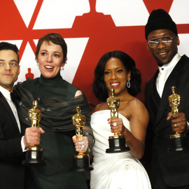 Rami Malek, Olivia Colman, Regina King y Mahershala Ali sostienen su premio Oscar en la 91ª ceremonia anual de los Premios de la Academia en el Teatro Dolby en Hollywood, California, EEUU | EFE/ Etienne Laurent