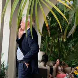 El ministro de Asuntos Exteriores, Josep Borrell, habla por su móvil en Cuba, durante la reciente visita al país del presidente del Gobierno, Pedro Sánchez.