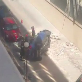 Una mujer cae al vacío con su coche mientras trataba de aparcar