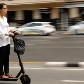 Una mujer usa un patinete eléctrico. EFE/Archivo