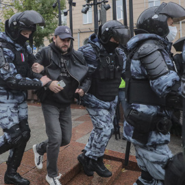 Policías rusos detienen a una persona que participaba en una protesta no autorizada contra la movilización militar parcial de Rusia por el conflicto en Ucrania.