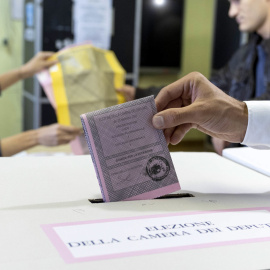 Una persona vota en las elecciones generales italianas en un colegio electoral en Roma, Italia, el 25 de septiembre de 2022.