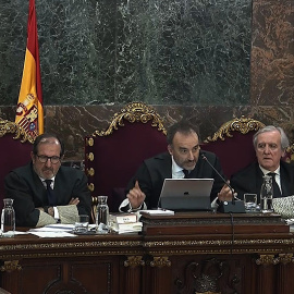 El presidente del tribunal que enjuicia la causa del "procés", Manuel Marchena (c), junto a los magistrados (de izda a dcha) Luciano Varela, Andrés Martínez Arrieta, Juan Ramón Berdugo y Antonio del Moral, durante la sesión del juicio del procés con