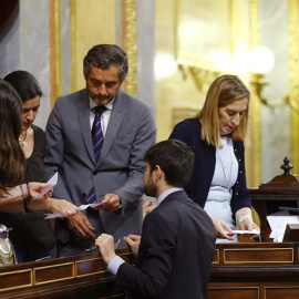 La presidenta del Congreso, Ana Pastor (d) y el resto de miembros de la mesa realizan un recuento de votos tras detectarse dos errores no intencionados en el escrutinio del cuarto pleno extraordinario para completar la renovación del Consejo de Administr