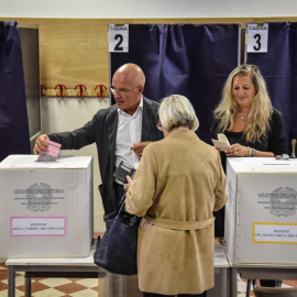 25/09/2022 Ciudadanos italianos votan en Milán durante las elecciones generales del país