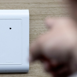 Imagen de archivo de una cámara oculta en una pared de una habitación. / AFP