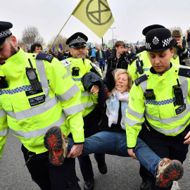 16/04/2019 - Los agentes se llevan a un activista por el bloqueo del puente de Waterloo en el segundo día de protestas | AFP/ Daniel Leal-Olivas