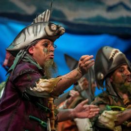 La chirigota "La maldición de la lapa negra" durante su actuación en el Gran Teatro Falla durante la final del Concurso Oficial del Agrupaciones Carnavalescas (COAC). EFE/Román Ríos