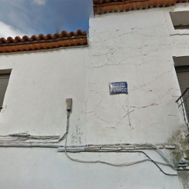 Foto con el cartel de la calle Generalísimo Franco en el pueblo zaragozano de Mainar.