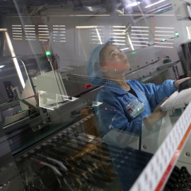Una trabajadora en la línea de producción de una fábrica de productos electrónicos, en Jiaxing, provincia de Zhejiang (China). REUTERS / Stringer