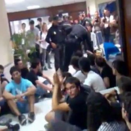 Multas de 720 euros a los jóvenes que asaltaron la consejería de Educación