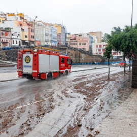 25/9/22 Un camión de bomberos circula por una calle llena de barro tras las lluvias que asolan el oeste peninsular y Canarias, a 25 de septiembre de 2022.