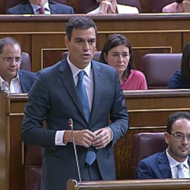 Pedro Sánchez pide a Rajoy que "quite la mano del cuello a la clase media y trabajadora"