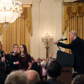 07/11/2018.- El presidente estadounidense, Donald Trump, increpa a Jim Acosta, corresponsal de la CNN en la Casa Blanca, durante una rueda de prensa en la Casa Blanca, en Washington. REUTERS/Jonathan Ernst
