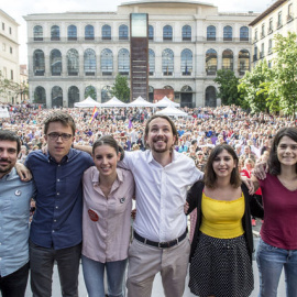 De izquierda a derecha: Lorena Ruiz-Huerta, Ramón Espinar, Íñigo Errejón, Irene Montero, Pablo Iglesias, Dina Bousselham, Isabel Serra y Julio Rodríguez el pasado 2 de mayo. DANI GAGO (PODEMOS)