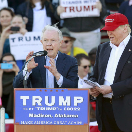 El senador Jeff Sessions, designado nuevo fiscal general de EEUU por Donald Trump, en una foto dela campaña electoral con el entonces candidato republicano en un mitin en Alabama. REUTERS/Marvin Gentry