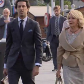Gritos de 'Chorizos!' y 'Falsa!' a la  salida de Esperanza Aguirre del juzgado