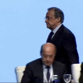 Paseo triunfal de Florentino Pérez ante los socios del Real Madrid