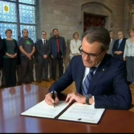 Artur Mas firma el decreto de convocatoria de la consulta soberanista en Cataluña. 