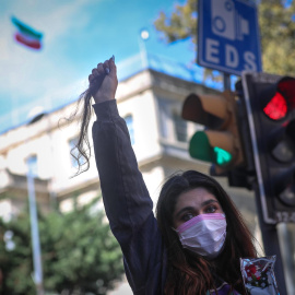 Manifestante frente a la embajada iraní en Turquía, a 26 de septiembre de 2022.