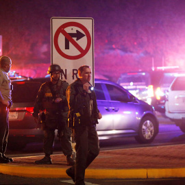 La Policía pasa a investigar el tiroteo después de acordonar y asegurar la zona. | Ringo Chiu / Reuters