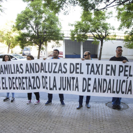Varios manisfestantes con pancarta durante la reunión del Consejo Andaluz del Taxi en la Consejería de Fomento, a 26 de septiembre de 2022 en Sevilla (Andalucía, España).