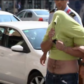 Llegada del apuñalador de Lérida al registro policial de su vivienda