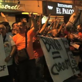 Multitudinaria protesta contra Bankia en Mestalla