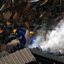 Trabajadores desmantelan chatarra en una planta de acero en Huaian, provincia de Jiangsu, China. REUTERS / Stringer