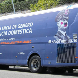 El autobús de HazteOír para la campaña con la que cuestionan lo que denominan "el feminismo supremacista".- EP