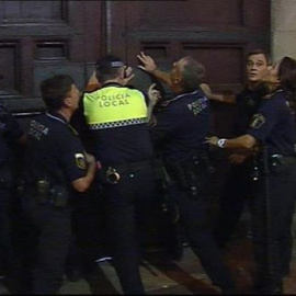 Vecinos de Alicante tratan de entrar en el Ayuntamiento para pedir la dimisión de su alcaldesa