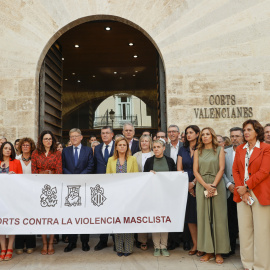 El president de la Generalitat, Ximo Puig, el Consell y diputados de Les Corts Valencianes y representantes sociales guardan tres minutos de silencio por el asesinato machista de Benidorm.