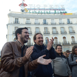 Alberto Garzón, líder de Izquierda Unida, y Pablo Iglesias, secretario general de Podemos, escenifican su acuerdo electoral en la Puerta del Sol de Madrid. PODEMOS