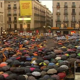 Manifestaciones ante los Ayuntamientos catalanes en defensa de la consulta
