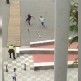 Un policía local dispara al aire para evitar una pelea en la playa